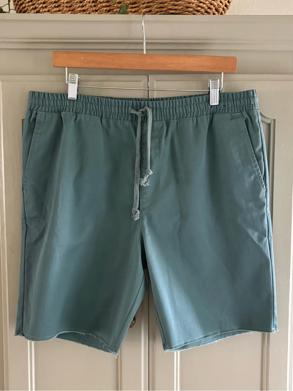RVCA Twill Chino Drawstring Men’s Short with Raw Edge Hem | Green | Size Large